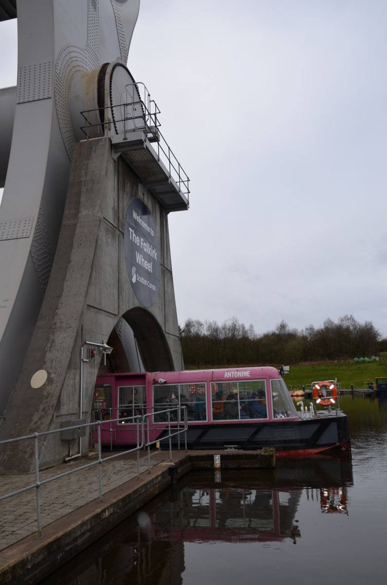 Canal boat exiting the wheel