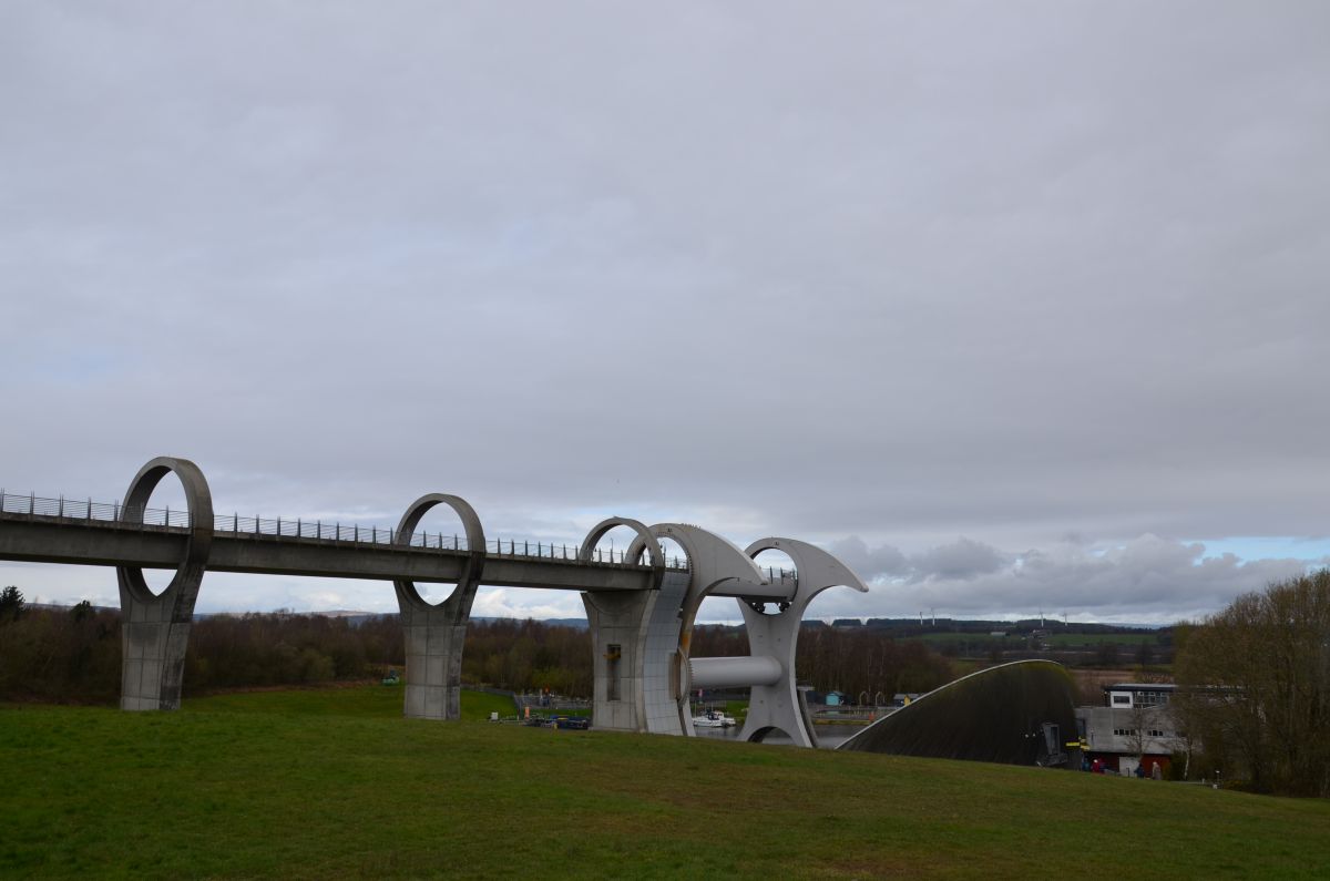 Full length of the wheel with the arches from a distance
