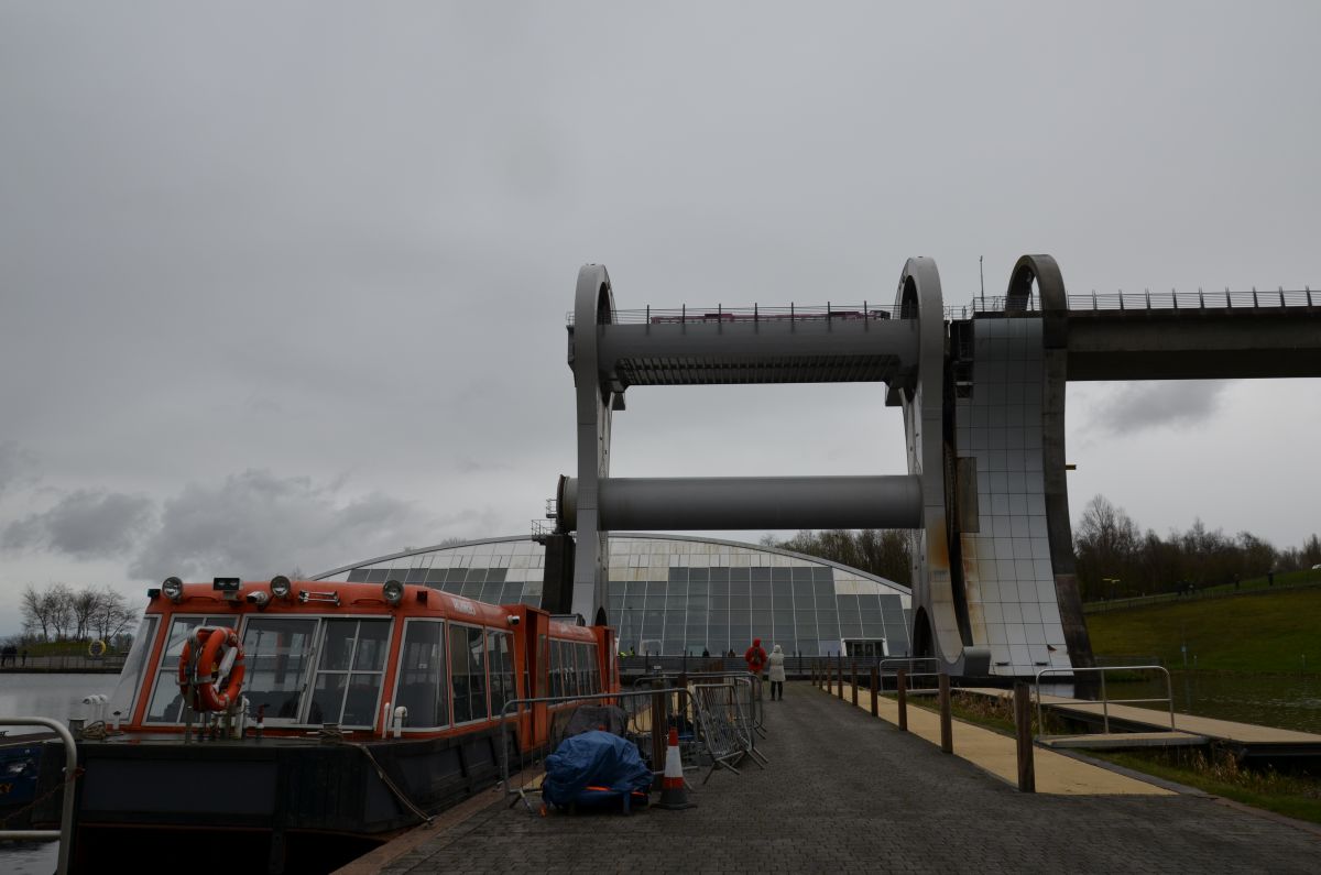 Boat in the upper position of the wheel