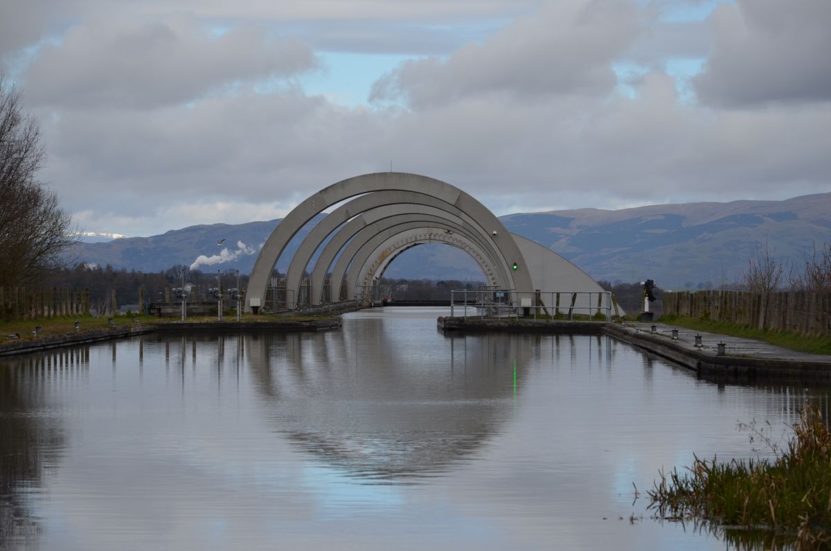 The arches in the upper part of the canal