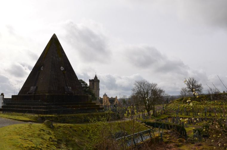 The pyramid in Stirling graveyard
