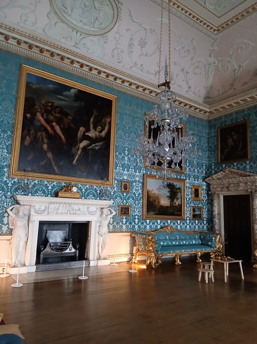 Gorgeous light pending from the ceiling