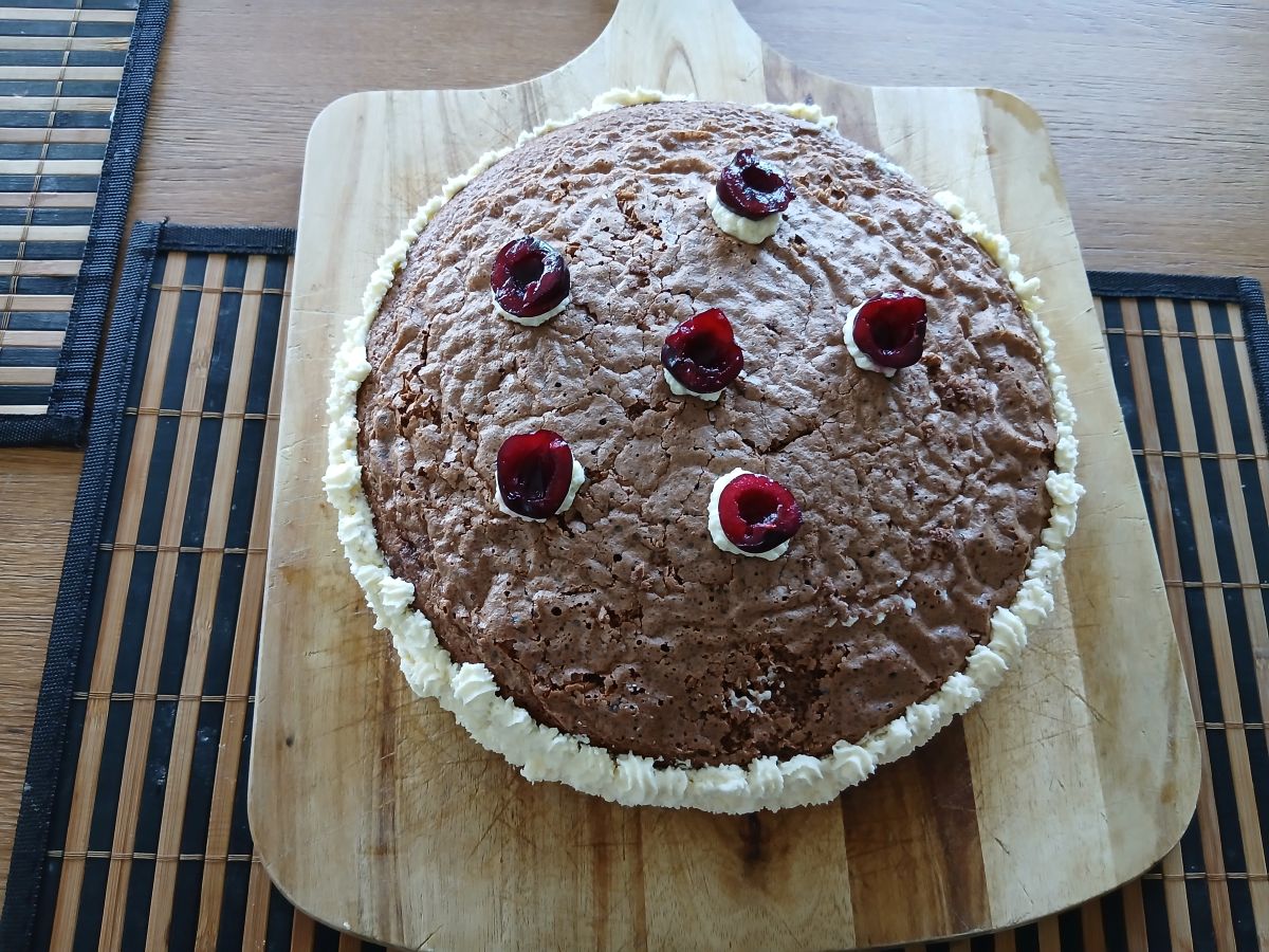 Cake with chocolate and cherries